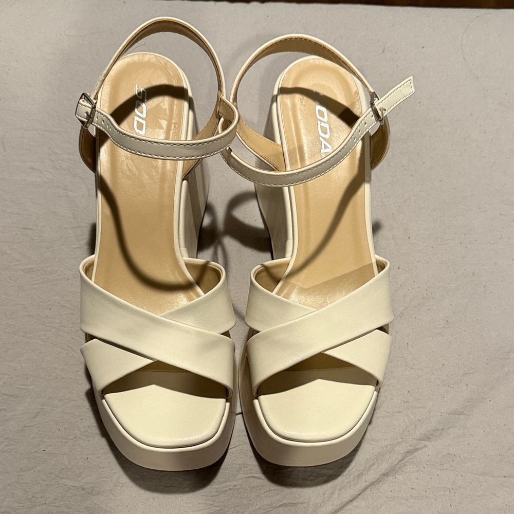 Soda Women's Elegant Cream Platforms